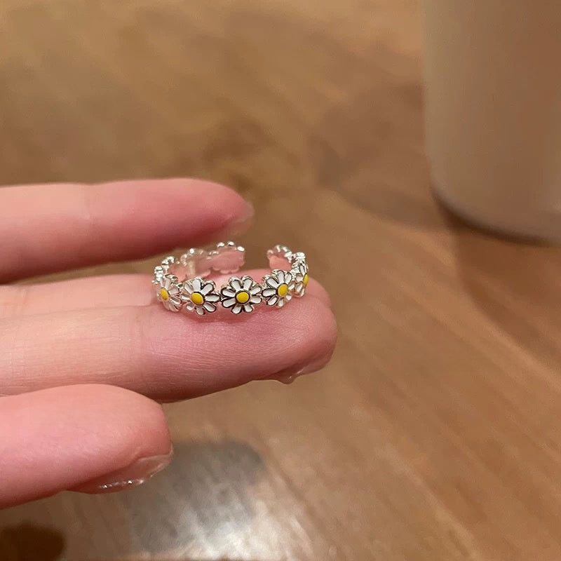 The open ring is a niche design for layering index finger rings